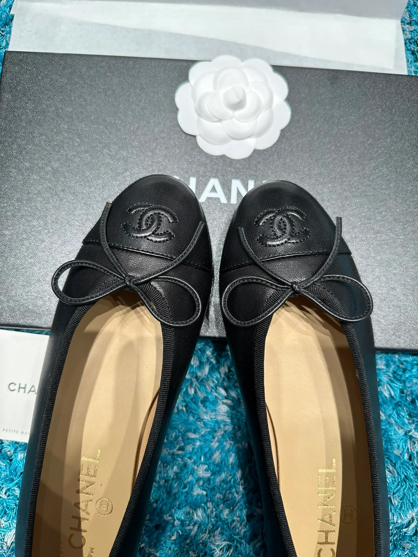 👟👟Ex-factory price 440👟👟 Chanel has been upgrading Chanel shoes ~ 2021ss top version HK overseas purchasing original cut at 1:1 Chanel Chanel Eternal Classic Bow Round Toe Ballet Shoes There are not many good quality, truly no pressure to enter and exit the counter. Regardless of the last type, leather material selection, and manufacturing process, they are all genuine craftsmanship and very sophisticated. ◾️Fabric: Mixed sheepskin imported from Italy ◾️Lining: Imported sheepskin (sweat-absorbent and soft) ◾️Sole: Italian special A-grade genuine leather sole (not ordinary thin sole in the market) ◾️Size: 35-39 [34 40 41 42 43 customization is not returnable]